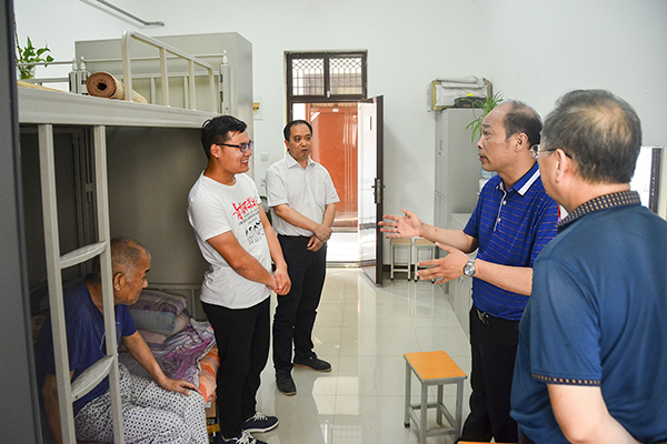 校党委副书记李漪,副校长雷方看望毕业生代表赵德龙